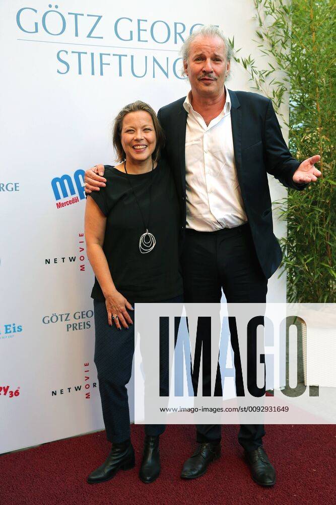 Vergabe GOETZ GEORGE PREIS 2019 Leander Haussmann und Tanja George am Roten Teppich zur Verleihung vom GOETZ GEORGE PREIS am 19. August 2018 in der Astor Film Lounge. Der dotierte Preis soll an dieses Lebenswerk von Goetz George erinnern. Berlin Charlottenburg Berlin Deutschland