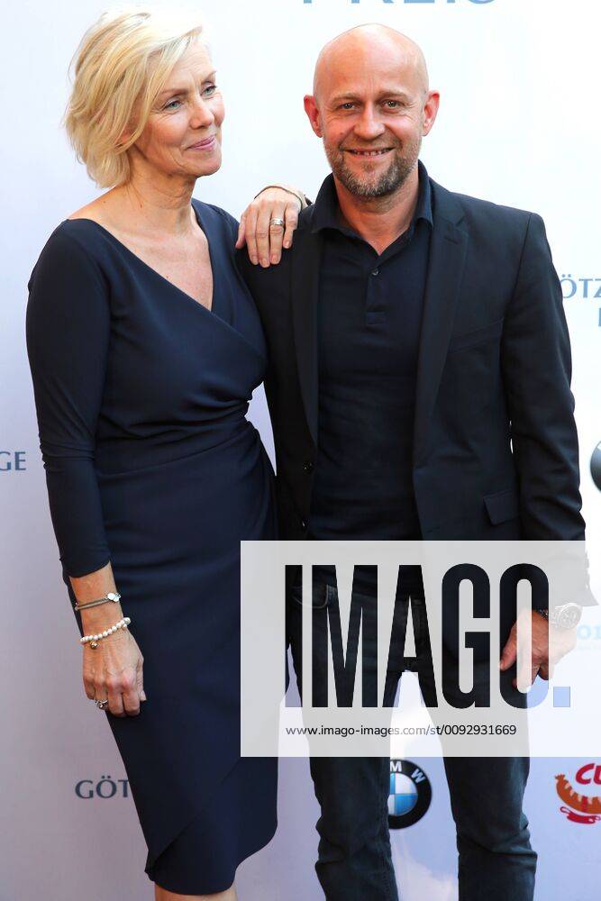 Vergabe GOETZ GEORGE PREIS 2019 Marika George und Juergen Vogel am Roten Teppich zur Verleihung vom GOETZ GEORGE PREIS am 19. August 2018 in der Astor Film Lounge. Der dotierte Preis soll an dieses Lebenswerk von Goetz George erinnern. Berlin Charlottenburg Berlin Deutschland