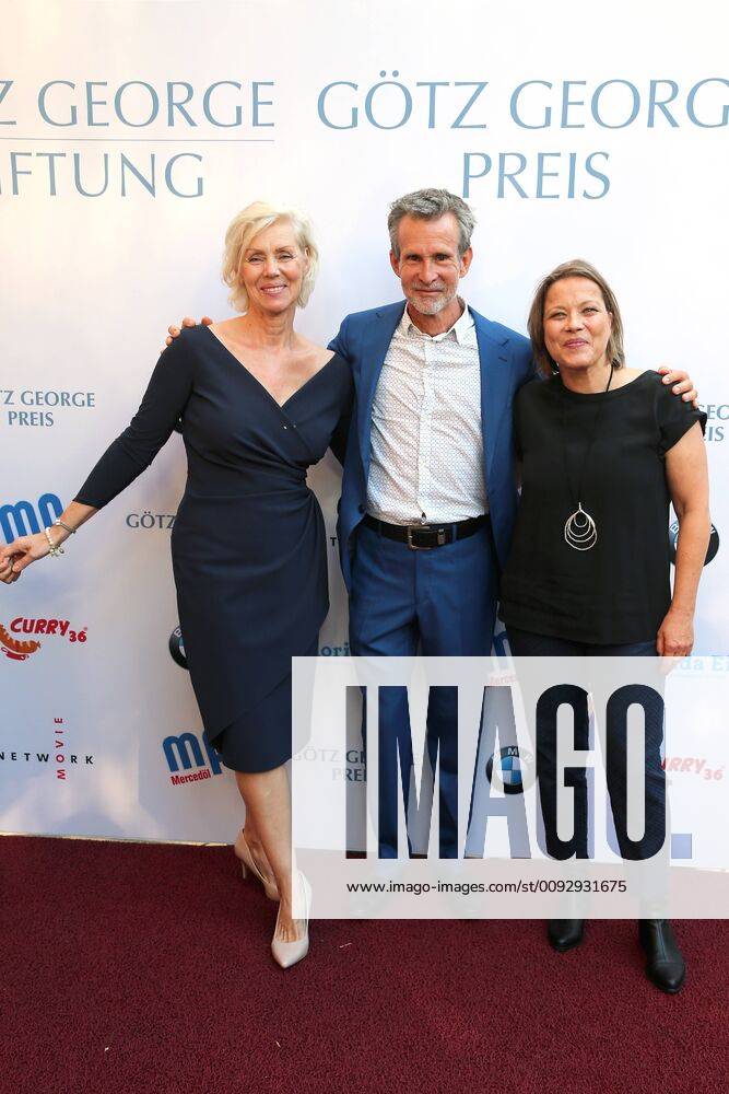 Vergabe GOETZ GEORGE PREIS 2019 Marike George, Ulrich Matthes und Tanja George am Roten Teppich zur Verleihung vom GOETZ GEORGE PREIS am 19. August 2018 in der Astor Film Lounge. Der dotierte Preis soll an dieses Lebenswerk von Goetz George erinnern. Berlin Charlottenburg Berlin Deutschland