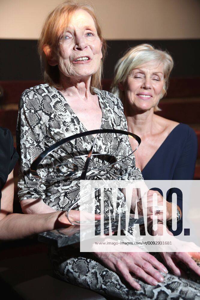 Vergabe GOETZ GEORGE PREIS 2019 Preisträgerin Margit Carstensen mit Marika George auf der Verleihung vom GOETZ GEORGE PREIS am 19. August 2018 in der Astor Film Lounge. Der dotierte Preis soll an dieses Lebenswerk von Goetz George erinnern. Preistraeger*in des GOETZ GEORGE PREISES 2019 ?? am 19. August 2018 in der Astor Film Lounge. Der dotierte Preis soll an dieses Lebenswerk von Goetz George erinnern. Berlin Charlottenburg Berlin Deutschland