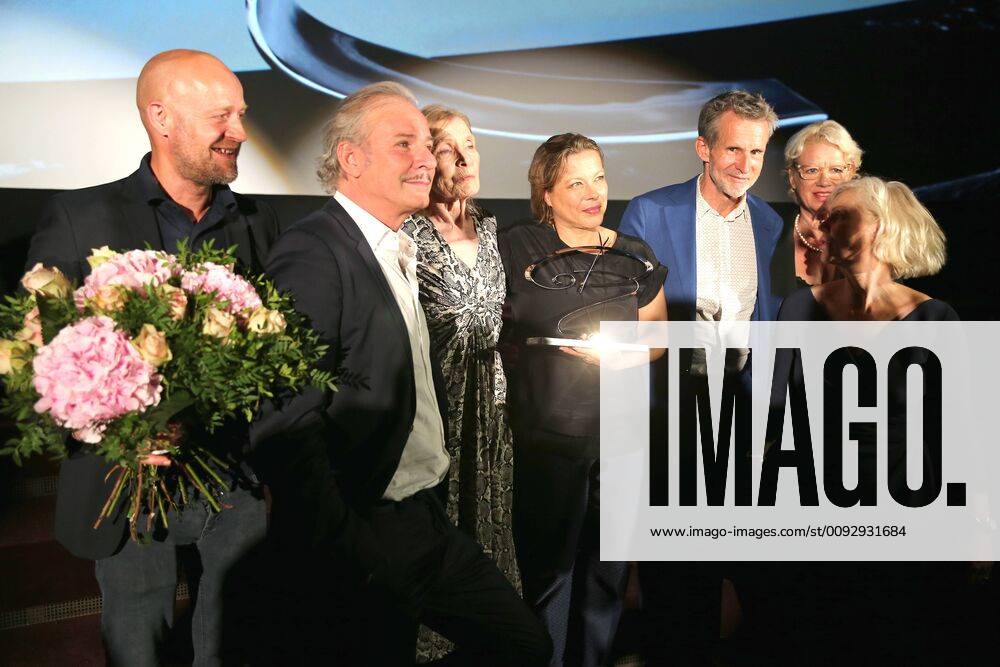 Vergabe GOETZ GEORGE PREIS 2019 Preisträgerin Margit Carstensen (2.v.r.) mit Juergen Vogel, Marika George, Leander Haußmann, Tanja George und Ulrich Matthes (v.l.). auf der Verleihung vom GOETZ GEORGE PREIS am 19. August 2018 in der Astor Film Lounge. Der dotierte Preis soll an dieses Lebenswerk von Goetz George erinnern. Berlin Charlottenburg Berlin Deutschland