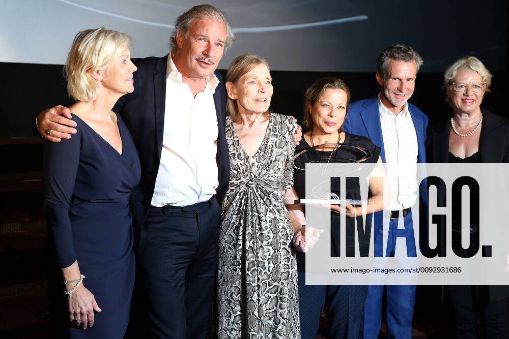 Vergabe GOETZ GEORGE PREIS 2019 Preisträgerin Margit Carstensen (2.v.r.) mit Marika George, Leander Haußmann und Tanja George und Ulrich Matthes (v.l.). auf der Verleihung vom GOETZ GEORGE PREIS am 19. August 2018 in der Astor Film Lounge. Der dotierte Preis soll an dieses Lebenswerk von Goetz George erinnern. Berlin Charlottenburg Berlin Deutschland