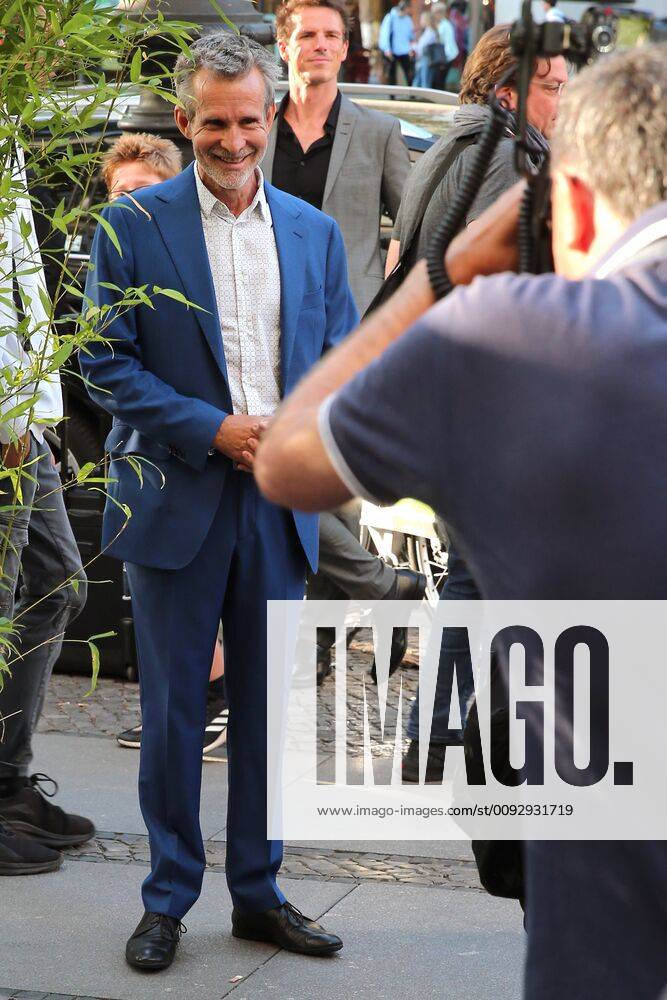 Vergabe GOETZ GEORGE PREIS 2019 Ulrich Matthes am Roten Teppich zur Verleihung vom GOETZ GEORGE PREIS am 19. August 2018 in der Astor Film Lounge. Der dotierte Preis soll an dieses Lebenswerk von Goetz George erinnern. Berlin Charlottenburg Berlin Deutschland
