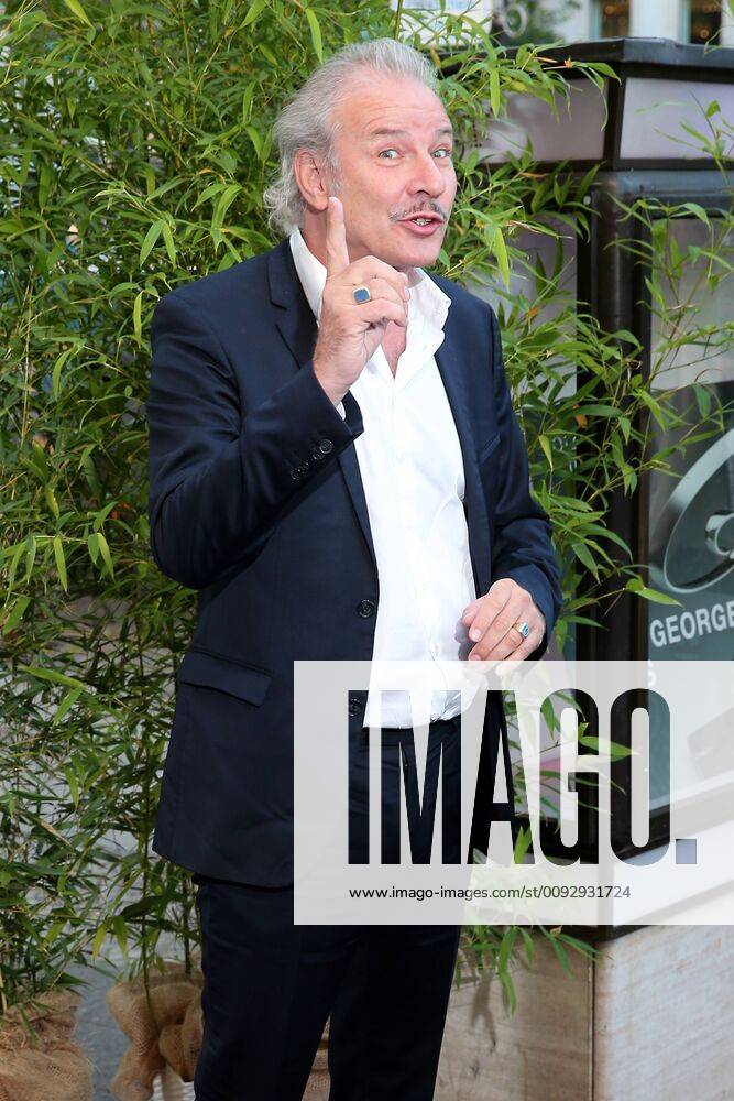 Vergabe GOETZ GEORGE PREIS 2019 Leander Haussmann am Roten Teppich zur Verleihung vom GOETZ GEORGE PREIS am 19. August 2018 in der Astor Film Lounge. Der dotierte Preis soll an dieses Lebenswerk von Goetz George erinnern. Berlin Charlottenburg Berlin Deutschland