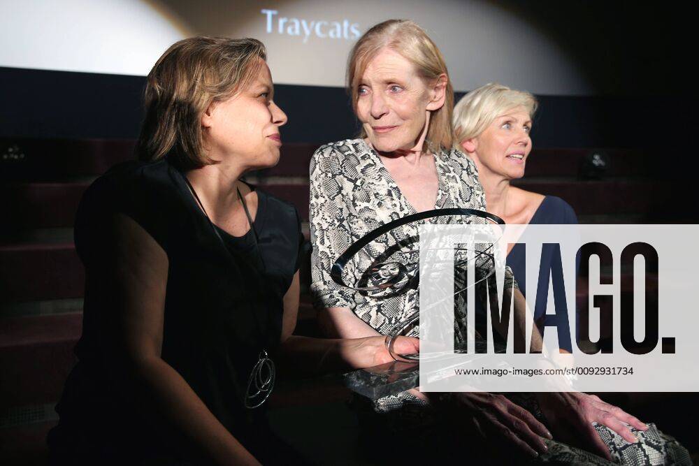Vergabe GOETZ GEORGE PREIS 2019 Preisträgerin Margit Carstensen mit Marika George und Tanja George auf der Verleihung vom GOETZ GEORGE PREIS am 19. August 2018 in der Astor Film Lounge. Der dotierte Preis soll an dieses Lebenswerk von Goetz George erinnern. Berlin Charlottenburg Berlin Deutschland