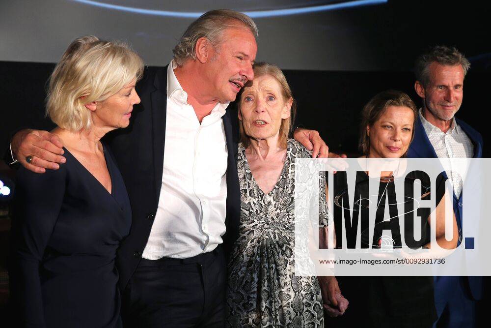 Vergabe GOETZ GEORGE PREIS 2019 Preisträgerin Margit Carstensen (2.v.r.) mit Marika George, Leander Haußmannm, Tanja George und Ulrich Matthes (v.l.). auf der Verleihung vom GOETZ GEORGE PREIS am 19. August 2018 in der Astor Film Lounge. Der dotierte Preis soll an dieses Lebenswerk von Goetz George erinnern. Berlin Charlottenburg Berlin Deutschland