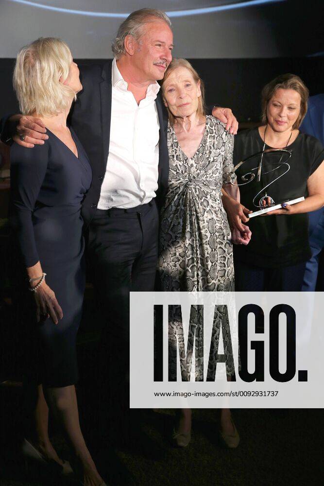 Vergabe GOETZ GEORGE PREIS 2019 Preisträgerin Margit Carstensen (2.v.r.) mit Marika George, Leander Haußmannm und Tanja George (v.l.). auf der Verleihung vom GOETZ GEORGE PREIS am 19. August 2018 in der Astor Film Lounge. Der dotierte Preis soll an dieses Lebenswerk von Goetz George erinnern. Berlin Charlottenburg Berlin Deutschland