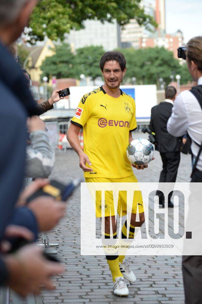 Hamburg, der 19.08.2019 Matze Matthias Knop der Comedian als Mats Hummels verkleidet auf dem Weg zur Verleihung des Sport Bild Awards 2019 in Hamburg. Die feierliche Gala fand im der Fischauktionshalle statt. Prominente Gäste beim Sportbild Award 2019 in Hamburg, Hamburg-St. Pauli Hamburg Deutschland