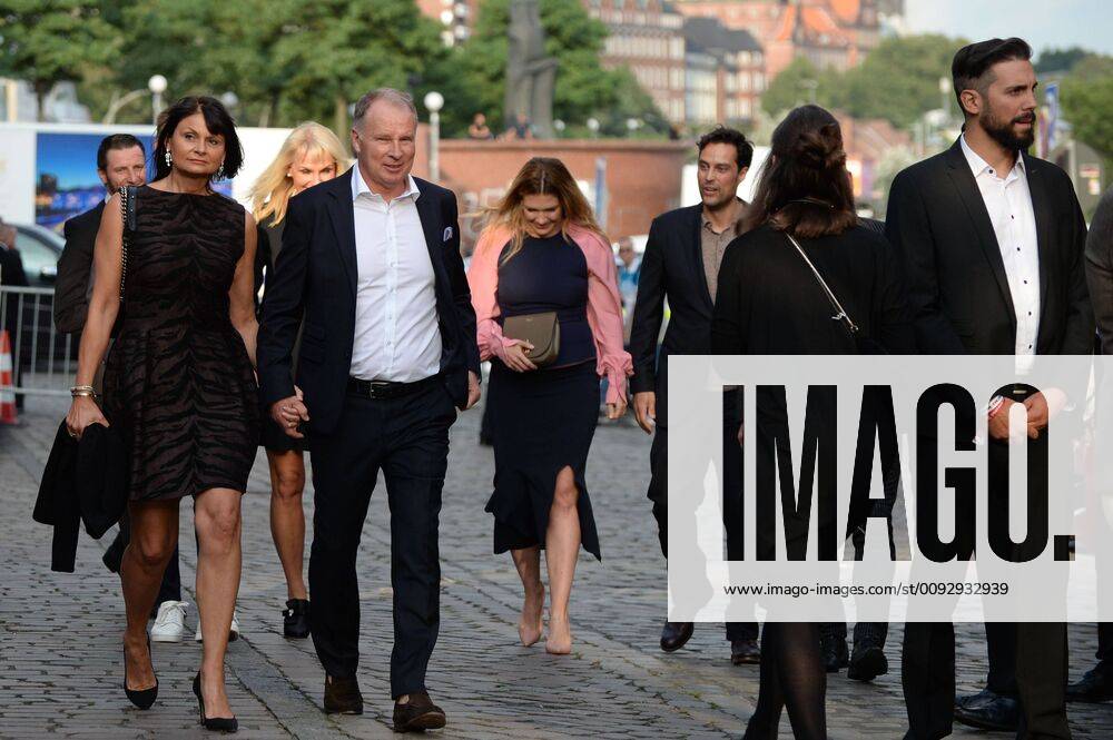Hamburg, der 19.08.2019 Stefan Reuter und seine Ehefrau Birgit Reuter auf dem Weg zur Verleihung des Sport Bild Awards 2019 in Hamburg. Die feierliche Gala fand im der Fischauktionshalle statt. Prominente Gäste beim Sportbild Award 2019 in Hamburg, Hamburg-St. Pauli Hamburg Deutschland