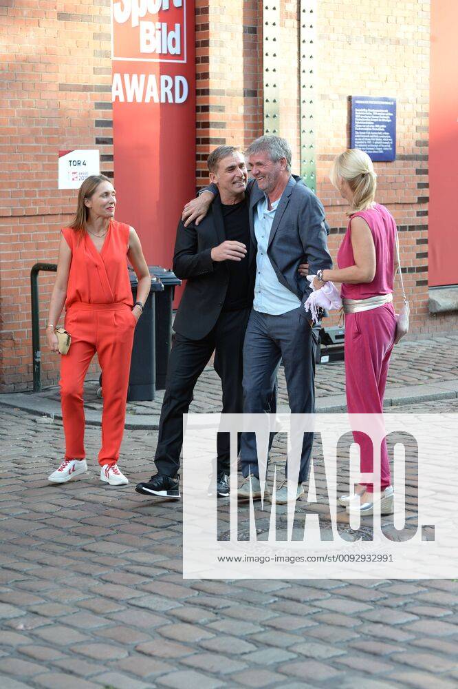 Hamburg, der 19.08.2019 Stefan Kuntz und Ehefrau mit Ehefrau Sabine gegrüßen Friedhelm Funkel und seine Ehefrau Anja Stapel auf dem Weg zur Verleihung des Sport Bild Awards 2019 in Hamburg. Die feierliche Gala fand im der Fischauktionshalle statt. Prominente Gäste beim Sportbild Award 2019 in Hamburg, Hamburg-St. Pauli Hamburg Deutschland