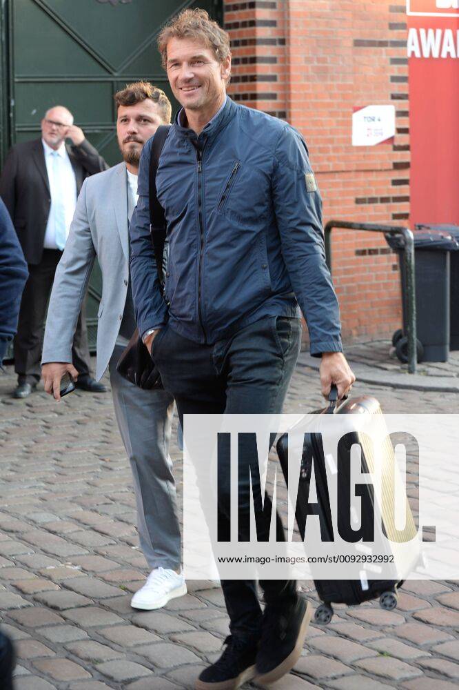Hamburg, der 19.08.2019 Jens Lehmann mit Koffer auf dem Weg zur Verleihung des Sport Bild Awards 2019 in Hamburg. Die feierliche Gala fand im der Fischauktionshalle statt. Prominente Gäste beim Sportbild Award 2019 in Hamburg, Hamburg-St. Pauli Hamburg Deutschland