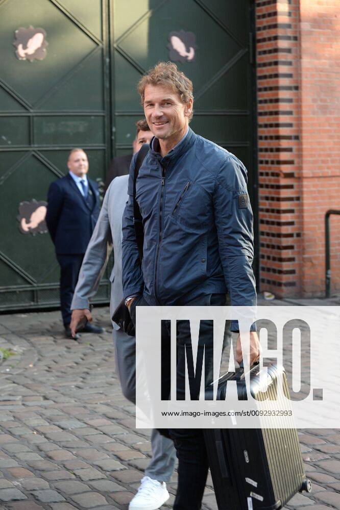 Hamburg, der 19.08.2019 Jens Lehmann mit Koffer auf dem Weg zur Verleihung des Sport Bild Awards 2019 in Hamburg. Die feierliche Gala fand im der Fischauktionshalle statt. Prominente Gäste beim Sportbild Award 2019 in Hamburg, Hamburg-St. Pauli Hamburg Deutschland
