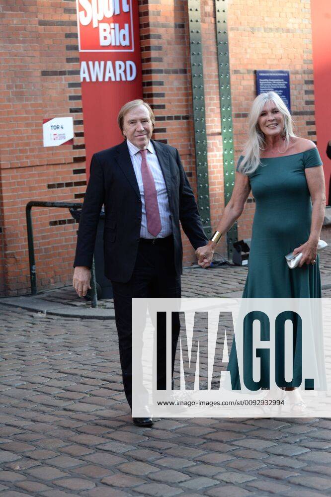 Hamburg, der 19.08.2019 Günter und Elvira Netzer auf dem Weg zur Verleihung des Sport Bild Awards 2019 in Hamburg. Die feierliche Gala fand im der Fischauktionshalle statt. Prominente Gäste beim Sportbild Award 2019 in Hamburg, Hamburg-St. Pauli Hamburg Deutschland