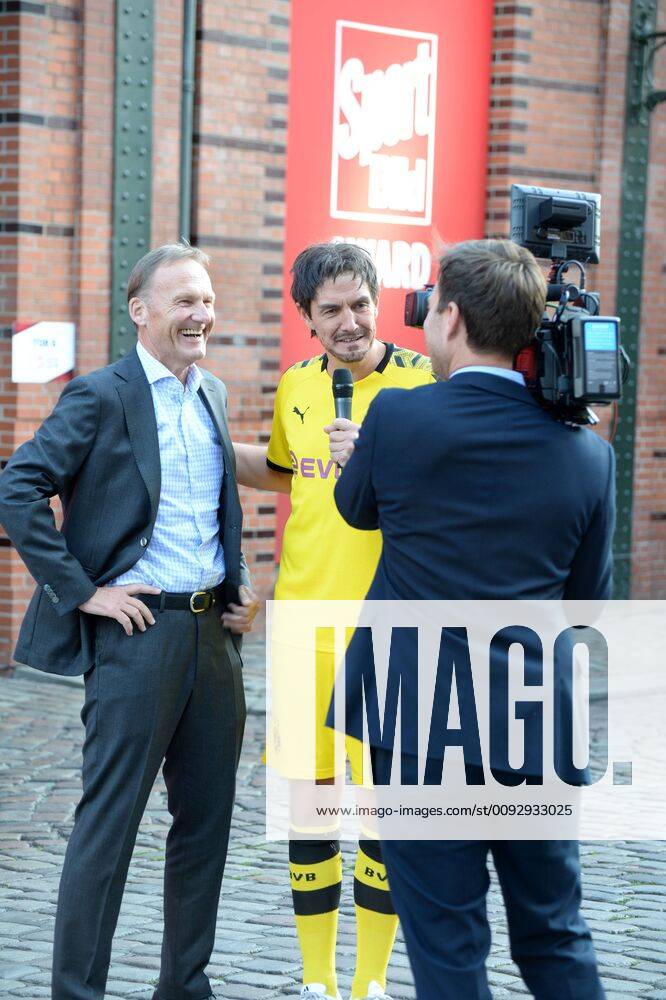 Hamburg, der 19.08.2019 Matze Matthias Knop der Comedian, als Mats Hummels, verkleidet führt ein Interview mit BVB Geschäftsführer Hans-Joachim Watzke vor der Verleihung des Sport Bild Awards 2019 in Hamburg. Die feierliche Gala fand im der Fischauktionshalle statt. Prominente Gäste beim Sportbild Award 2019 in Hamburg, Hamburg-St. Pauli Hamburg Deutschland