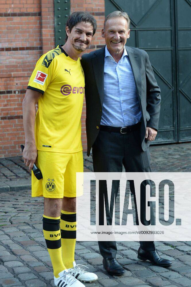 Hamburg, der 19.08.2019 Matze Matthias Knop der Comedian, als Mats Hummels, verkleidet führt ein Interview mit BVB Geschäftsführer Hans-Joachim Watzke vor der Verleihung des Sport Bild Awards 2019 in Hamburg. Die feierliche Gala fand im der Fischauktionshalle statt. Prominente Gäste beim Sportbild Award 2019 in Hamburg, Hamburg-St. Pauli Hamburg Deutschland