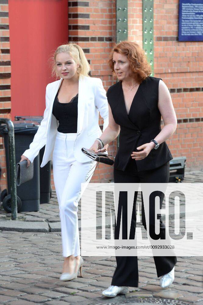 Hamburg, der 19.08.2019 Sportmoderatorin Monika Lierhaus zusammen mit Nichte Greta, auf dem Weg zur Verleihung des Sport Bild Awards 2019 in Hamburg. Die feierliche Gala fand im der Fischauktionshalle statt. Prominente Gäste beim Sportbild Award 2019 in Hamburg, Hamburg-St. Pauli Hamburg Deutschland