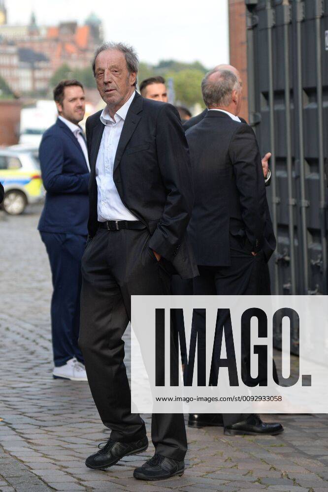 Hamburg, der 19.08.2019 Rolf Harald Rollo Fuhrmann deutscher Sportjournalist auf dem Weg zur Verleihung des Sport Bild Awards 2019 in Hamburg. Die feierliche Gala fand im der Fischauktionshalle statt. Prominente Gäste beim Sportbild Award 2019 in Hamburg, Hamburg-St. Pauli Hamburg Deutschland