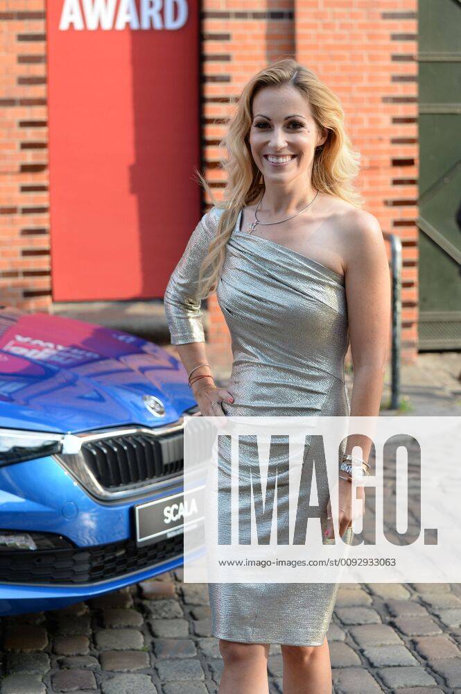Hamburg, der 19.08.2019 Moderatorin Andrea Kaiser auf dem Weg zur Verleihung des Sport Bild Awards 2019 in Hamburg. Die feierliche Gala fand im der Fischauktionshalle statt. Prominente Gäste beim Sportbild Award 2019 in Hamburg, Hamburg-St. Pauli Hamburg Deutschland