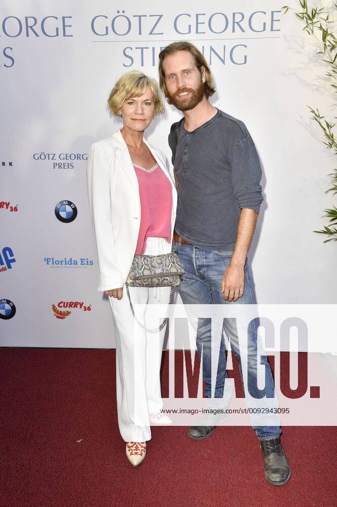 Anne Kasprik und Sohn Alexander Kasprik bei der Verleihung des Götz George Preises 2019 in der Astor Film Lounge. Berlin