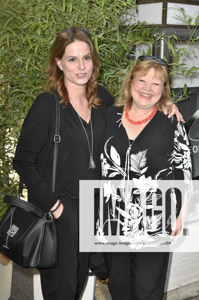 Susann Uplegger und Franziska Troegner bei der Verleihung des Götz George Preises 2019 in der Astor Film Lounge. Berlin