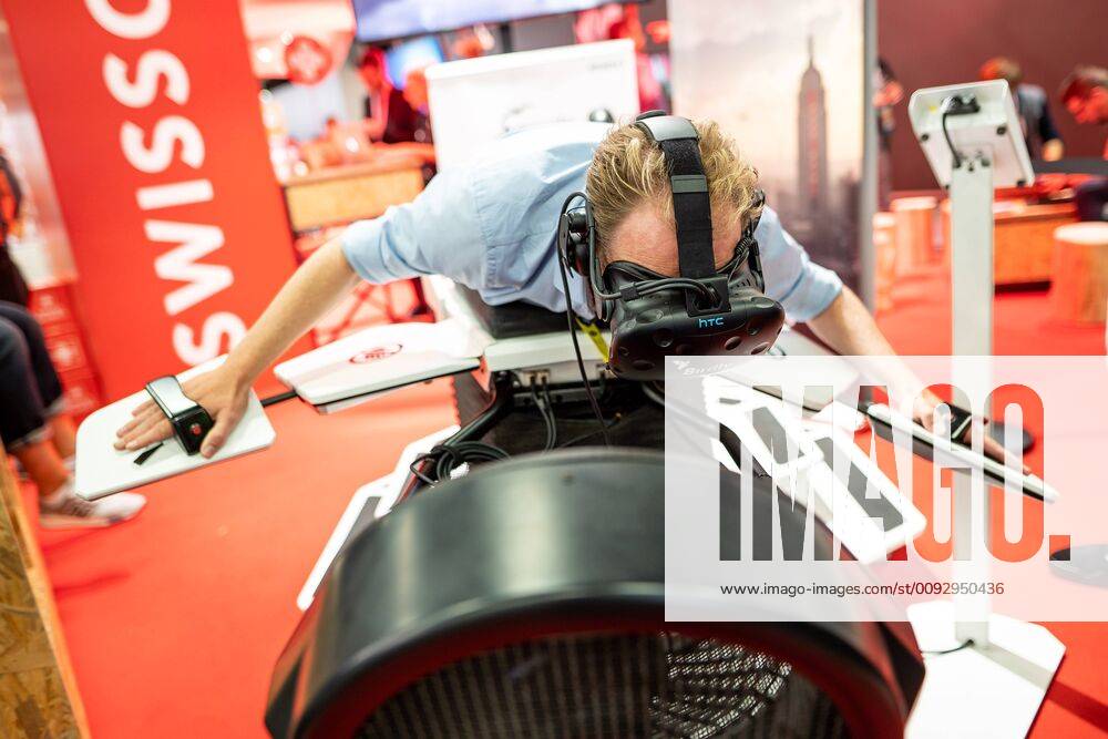 Gamescom 2019, Medien- und Fachbesuchertag Swissgames zeigen den Flugsimulator Birdly, der Spieler liegt auf einem Stuhl und steuerte die Flügelbewegungen eines Vogels. VR Gaming auf der Messe, Gamescom 2019, Dienstag - Medien- und Fachbesuchertag, Foto: Benjamin Horn Persönlichkeitsrechte von abgebildeten Personen beachten