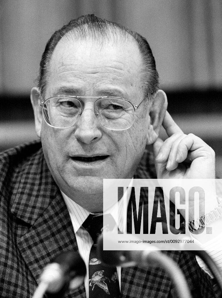 Bundesinnenminister Friedrich ZIMMERMANN , CSU , Dezember 1988 Friedrich ZIMMERMANN , CSU , Minister of the Interior of Germany , December 1988