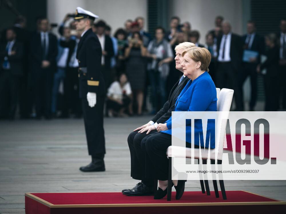 Bundeskanzlerin Angela Merkel (R), CDU, empfaengt den Premierminister des Vereinigten Koenigreichs, Boris Johnson, mit militaerischen Ehren im Bundeskanzleramt. Berlin, 21.08.2019. Berlin Deutschland
