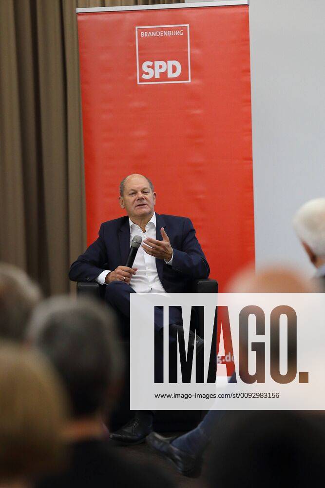 Bundesfinanzminister Olaf Scholz (SPD) während einer Wahlkampfveranstaltung für die Landtagswahl in Brandenburg mit Landtagskandidatin Klara Geywitz (SPD), Villa Bergmann, Potsdam, 21. August 2019. Die Wahl findet am 1. September statt, beide kandidieren zudem für den SPD-Vorsitz. Landtagswahl Brandenburg 2019: Wahlkampfveranstaltung mit Geywitz und Scholz