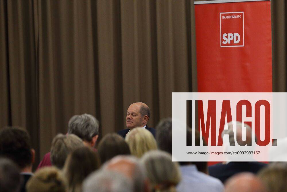 Bundesfinanzminister Olaf Scholz (SPD) während einer Wahlkampfveranstaltung für die Landtagswahl in Brandenburg mit Landtagskandidatin Klara Geywitz (SPD), Villa Bergmann, Potsdam, 21. August 2019. Die Wahl findet am 1. September statt, beide kandidieren zudem für den SPD-Vorsitz. Landtagswahl Brandenburg 2019: Wahlkampfveranstaltung mit Geywitz und Scholz
