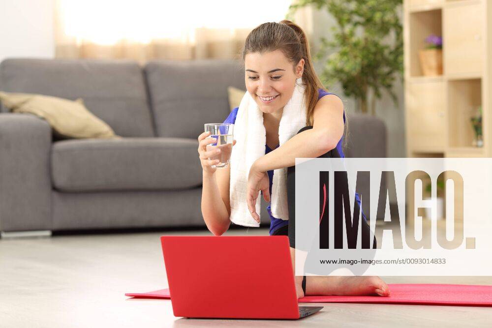 Fitness woman watching on line tutorials ,model released, Symbolfoto