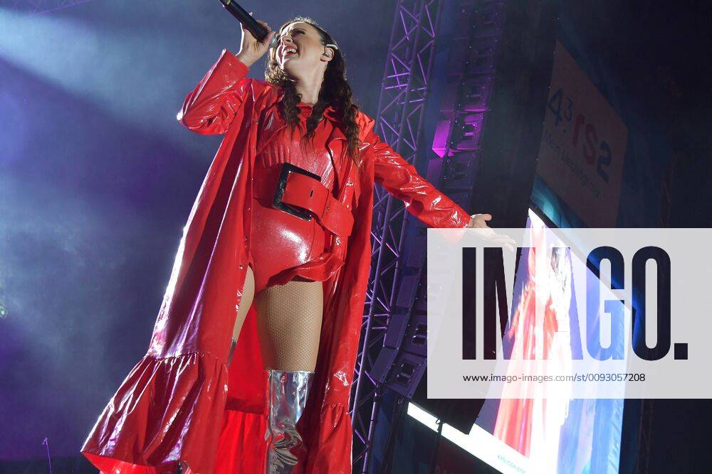 Die 90er Live Party in Berlin Bluemchen, Alias Jasmin Wagner bei der 90er Live Party vom Radiosender 94,3 rs 2 auf der Traprennbahn Hoppegarten in Berlin am 24.08.2019