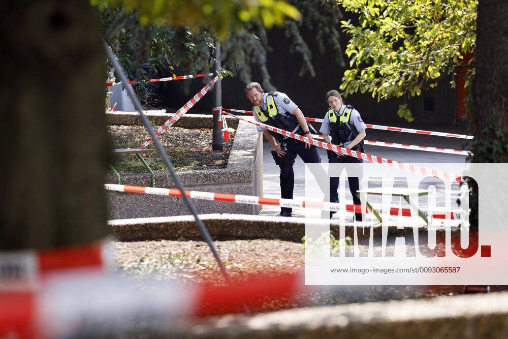 Polizisten sichern den Tatort bei der Pressekonferenz zum laufenden Stand der Ermittlungen nach dem Tötungsdelikt am Ebertplatz. Köln