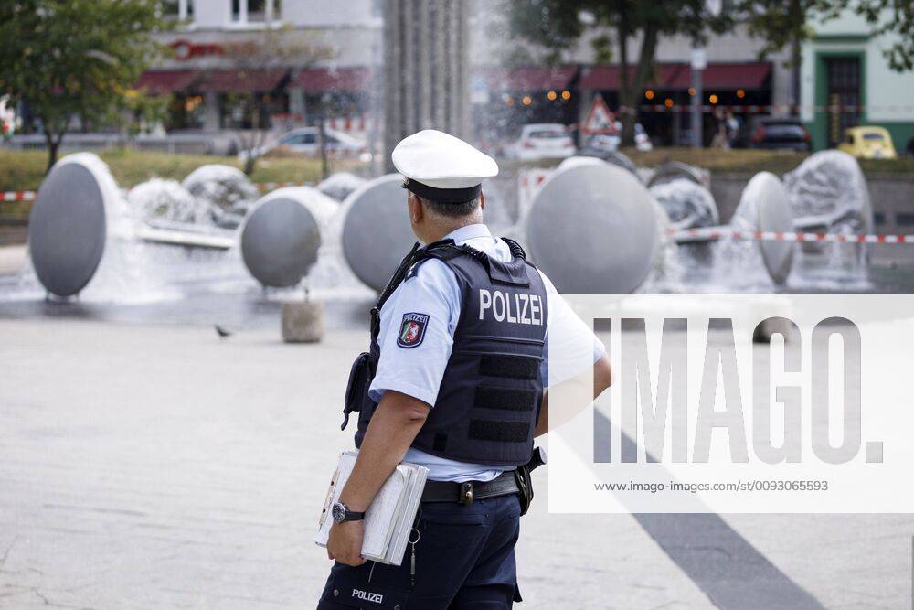 Polizisten sichern den Tatort bei der Pressekonferenz zum laufenden Stand der Ermittlungen nach dem Tötungsdelikt am Ebertplatz. Köln
