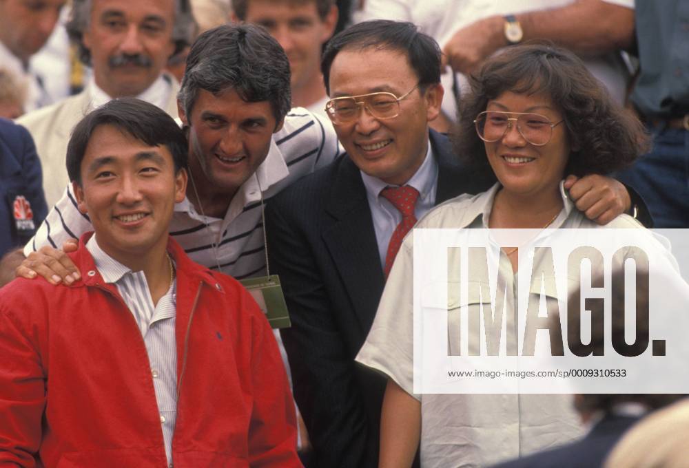 TENNIS FRENCH OPEN 1989 ROLAND GARROS, PARIS - Michael Chang (USA) mit seinen Eltern, Vater Joe (2.v.re.) und Mutter Betty (re.), sowie Trainer Jose Higueras (ESP) - Tennis French Open Roland Garros 1989