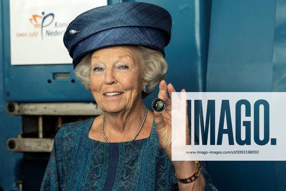 Utrecht Princess Beatrix during the 70th anniversary of the Dutch Cancer Society at the Royal Mint in Utrecht. On the occasion of the 70th anniversary, the Royal Dutch Mint, in collaboration with the Dutch Cancer Society, is publishing the Dutch Cancer Society Medal in a coincard. This coin tells the story of 70 years of KWF. The design symbolizes the growth and progress of 70 years of fighting cancer.