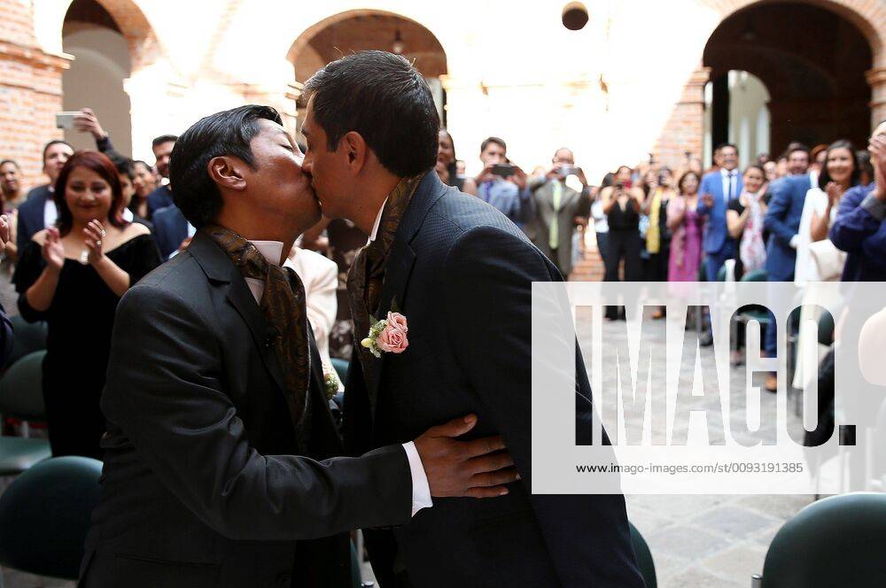 Ecuador, gleichgeschlechtliche Hochzeit in Quito Xavier Benalcazar (R) and Efrain Soria (L) get married in Quito, Ecuador, 31 August 2019. Benalcazar and Soria are a couple recognized for their fight in favor of equal marriage rights in Ecuador, and the first ones to present a demand for their union to be accepted by the law. Gay couple who presented a demand for their union to be accepted by the law gets married in Quito !ACHTUNG: NUR REDAKTIONELLE NUTZUNG!