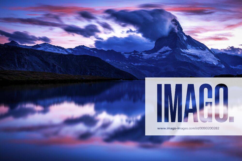 Matterhorn bei Sonnenuntergang reflektiert im Stellisee, Zermatt, Wallis, Schweiz, Europa