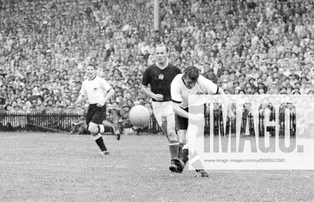 Fritz Walter (BR Deutschland) am Ball, dahinter Jenö Buzanszky (Ungarn) WM 1954 Finale BRD - Ungarn 3:2