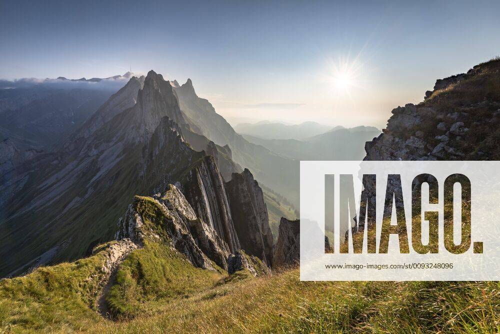 Gebirgskamm im Alpsteingebirge im stimmungsvollen Licht, hinten der Säntis, Alpstein, Kanton Appenzell, Schweiz, Europa