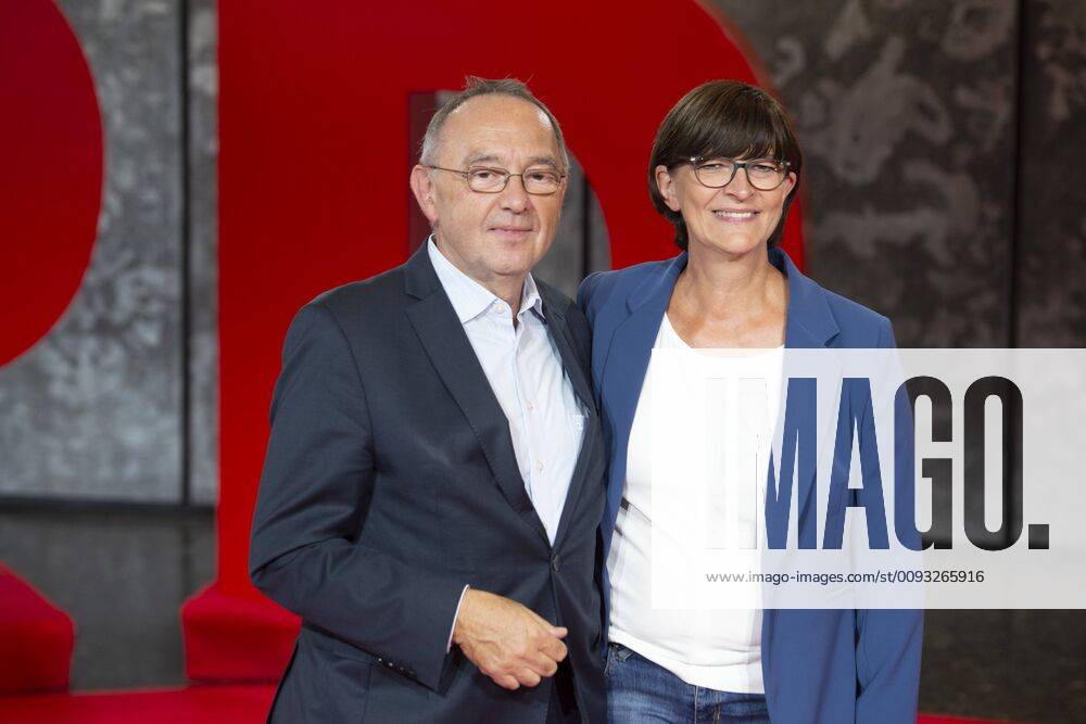 Norbert WALTER-BORJANS, ehem. Finanzminister NRW, und Saskia ESKEN, Regionalkonferenz zur Praesentation der Kandidatinnen und Kandidaten fuer den SPD Parteivorsitz, Kongresszentrum Saarbruecken