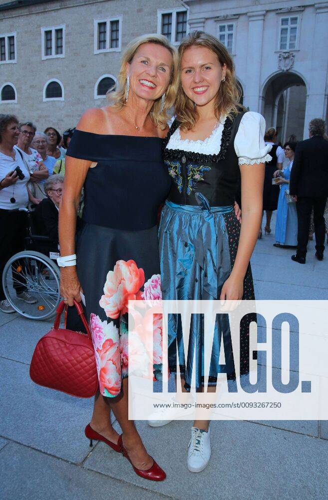Salzburg Jedermann 20.07.2019 Hera Lind (Herlind Wartenberg) und Tochter Fritzi auf dem Weg zur Jedermann-Premiere auf dem Domplatz in Salzburg - 20.07.2019 -