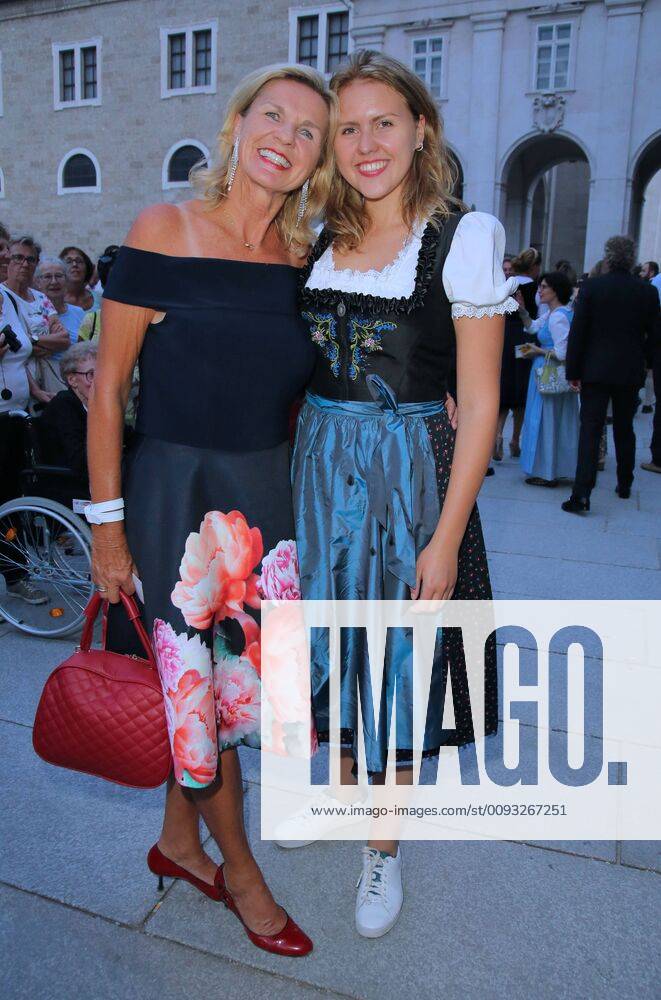 Salzburg Jedermann 20.07.2019 Hera Lind (Herlind Wartenberg) und Tochter Fritzi auf dem Weg zur Jedermann-Premiere auf dem Domplatz in Salzburg - 20.07.2019 -