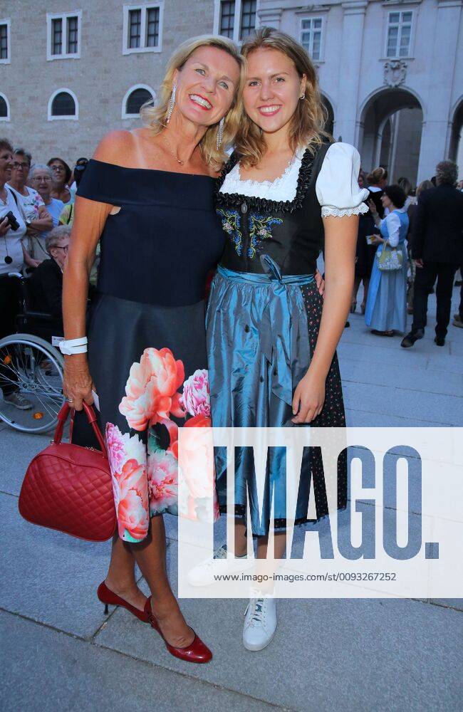 Salzburg Jedermann 20.07.2019 Hera Lind (Herlind Wartenberg) und Tochter Fritzi auf dem Weg zur Jedermann-Premiere auf dem Domplatz in Salzburg - 20.07.2019 -