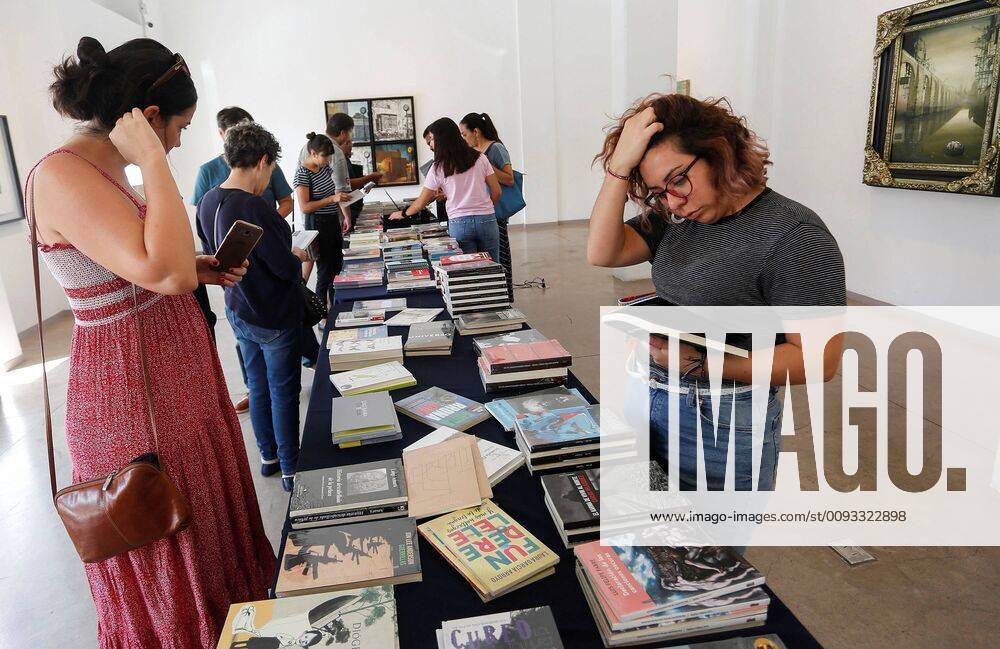Visitors look at books during the Hay Festival, in Queretaro, Mexico, 08 September 2019. Hay Festival gathers more than 110 renowned writers, musicians, artists, thinkers and scientists. Follow up of the Hay Festival in Mexico !ACHTUNG: NUR REDAKTIONELLE NUTZUNG!