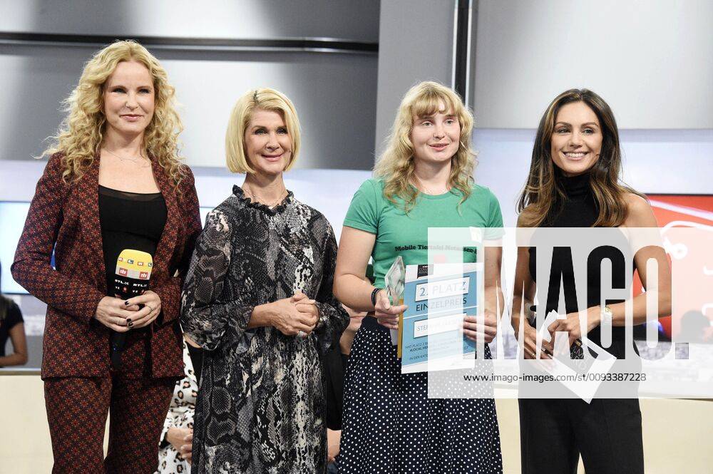 Katja Burkard, Brigitte Mohn, Stefanie Jaksch und Nazan Eckes mit allen Preisträgern bei der Verleihung des RTL Com.mit Award auf der IFA 2019 am Stand von n-tv. Berlin