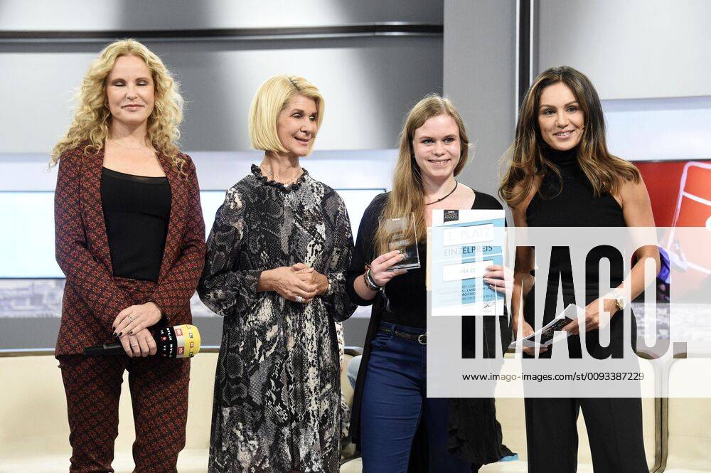 Katja Burkard, Brigitte Mohn, Jana Zeh und Nazan Eckes mit allen Preisträgern bei der Verleihung des RTL Com.mit Award auf der IFA 2019 am Stand von n-tv. Berlin