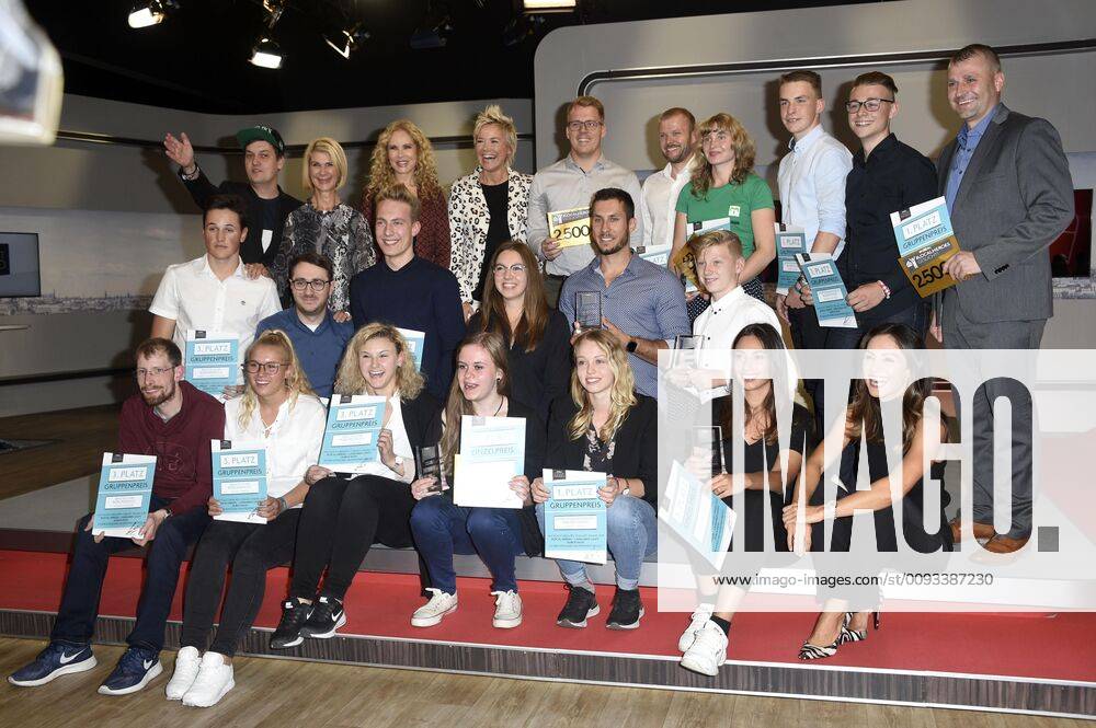 Katja Burkard, Nazan Eckes, Brigitte Mohn, LeFloid und Inka Bause mit allen Preisträgern bei der Verleihung des RTL Com.mit Award auf der IFA 2019 am Stand von n-tv. Berlin