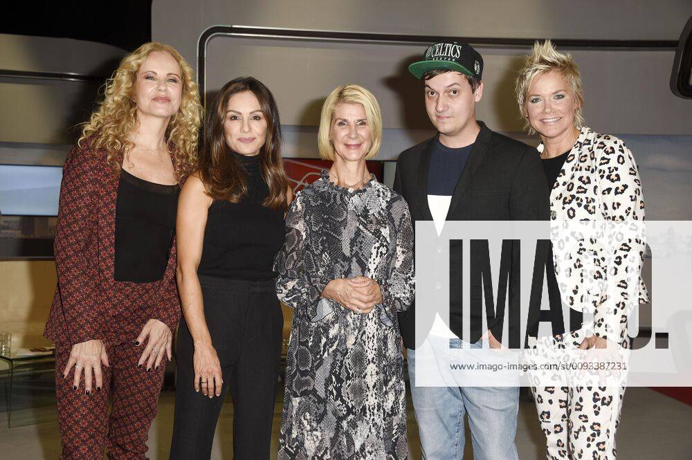 Katja Burkard, Nazan Eckes, Brigitte Mohn, LeFloid und Inka Bause bei der Verleihung des RTL Com.mit Award auf der IFA 2019 am Stand von n-tv. Berlin