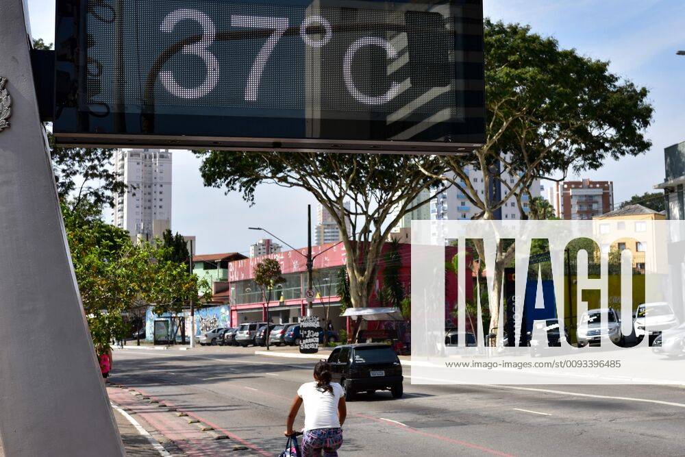 SÃO PAULO, SP - 11.09.2019: CLIMA TEMPO SP - Sun and heat in Sao Paulo. In the photo street thermometer records temperature of 37 degrees at Av. Luiz Dumont Villares in the northern part of the capital, on the afternoon of Wednesday (11). x1793092x RobertoxCasimiro