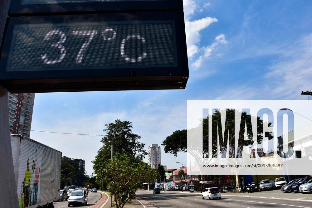 SÃO PAULO, SP - 11.09.2019: CLIMA TEMPO SP - Sun and heat in Sao Paulo. In the photo street thermometer records temperature of 37 degrees at Av. Luiz Dumont Villares in the northern part of the capital, on the afternoon of Wednesday (11). x1793094x RobertoxCasimiro